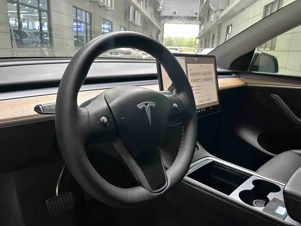Tesla Model Y — фото 4