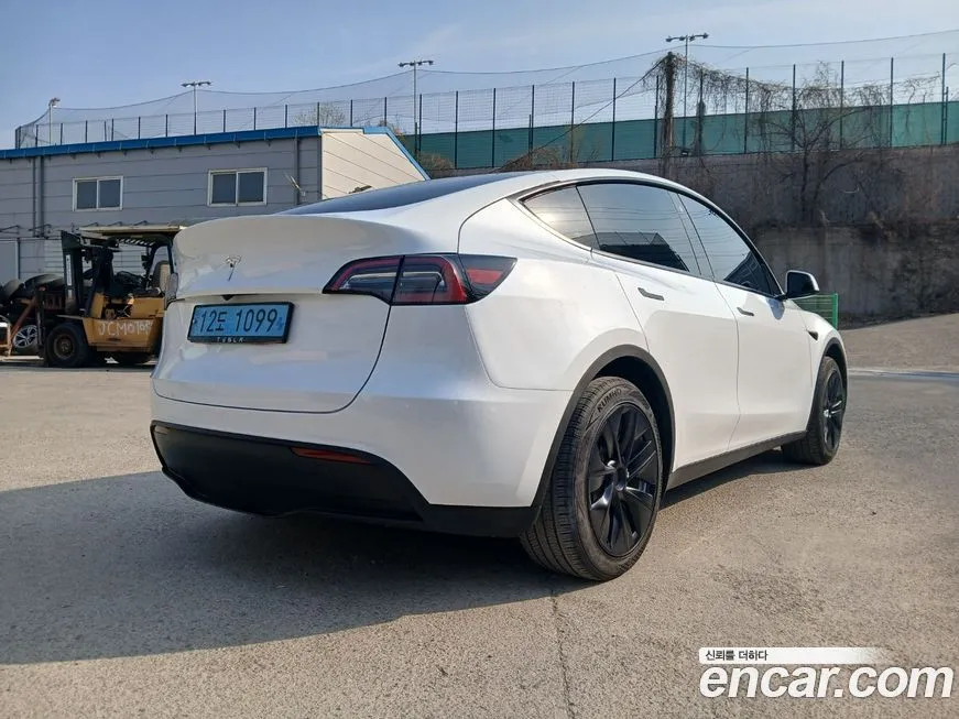 Tesla Model Y — фото 10