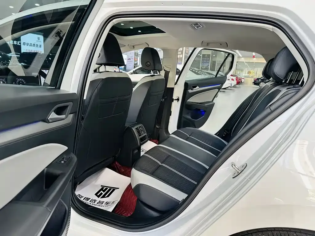 Volkswagen Golf 2025 из CN, фото 7