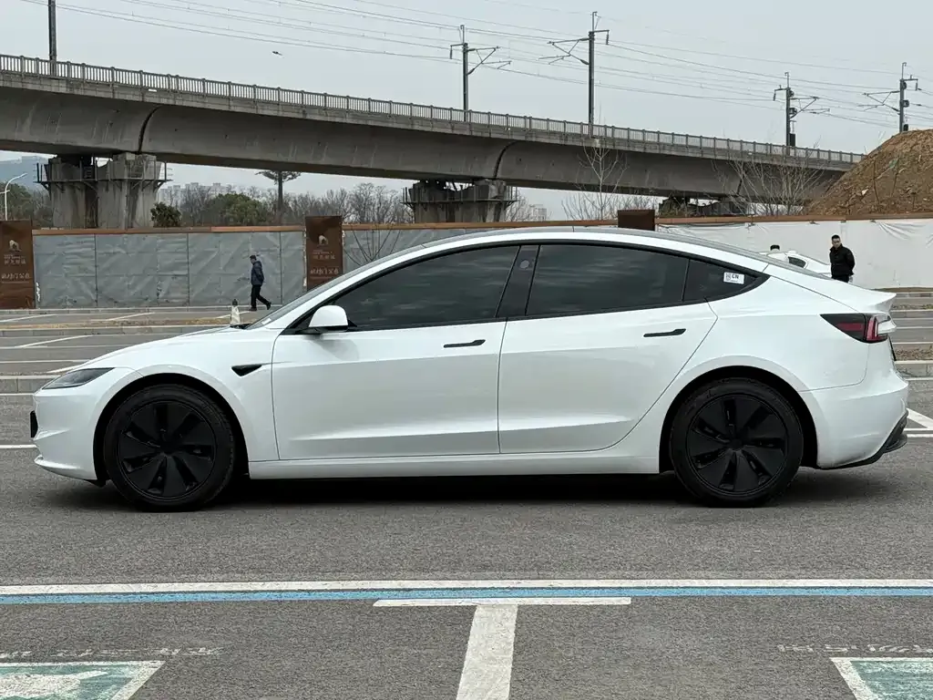 Tesla Model 3 — фото 7