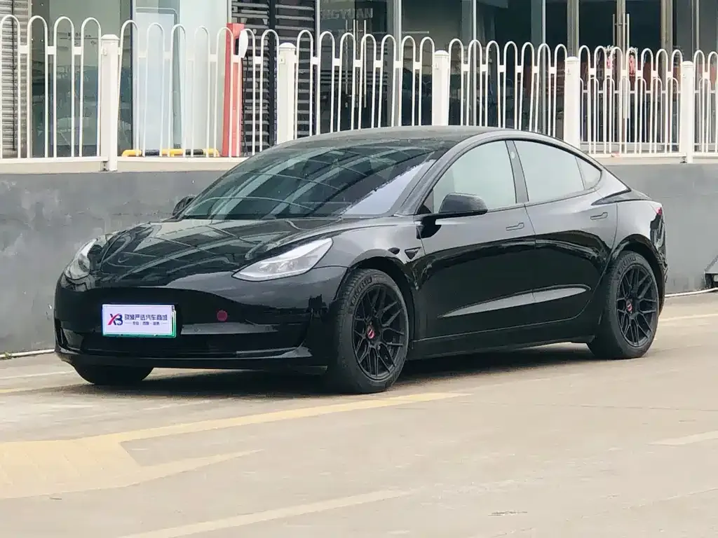 Tesla Model 3 — фото 1
