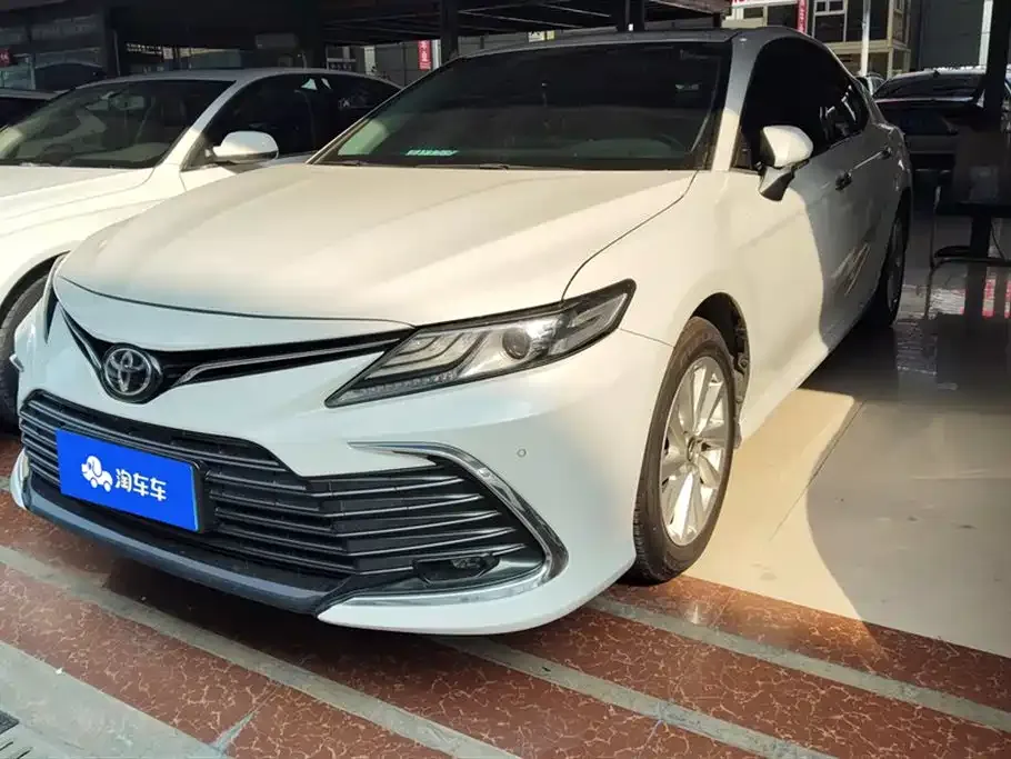 Toyota Camry — фото 1