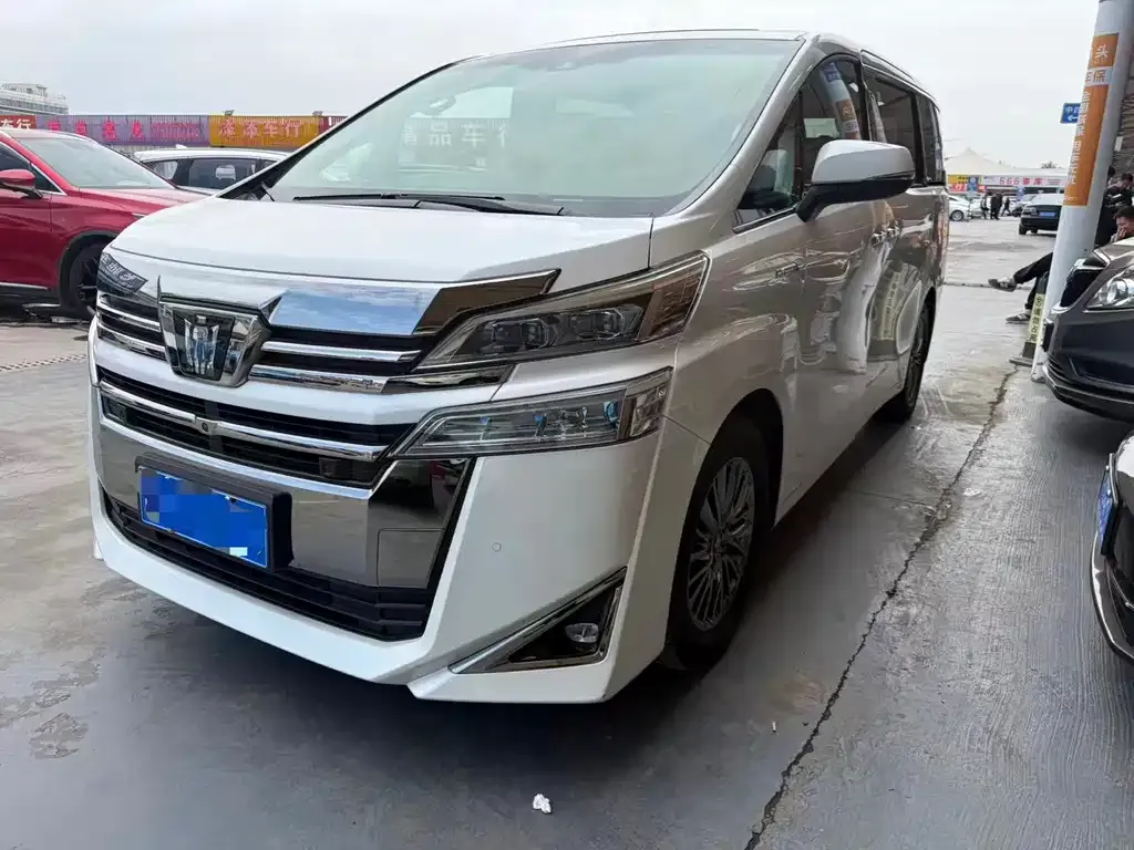 Toyota Vellfire — фото 1