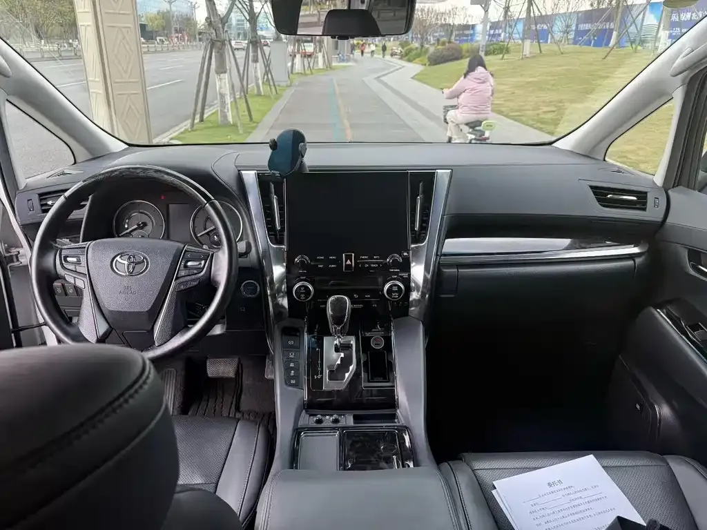 Toyota Vellfire — фото 6