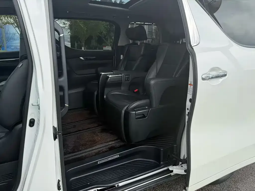 Toyota Vellfire — фото 2