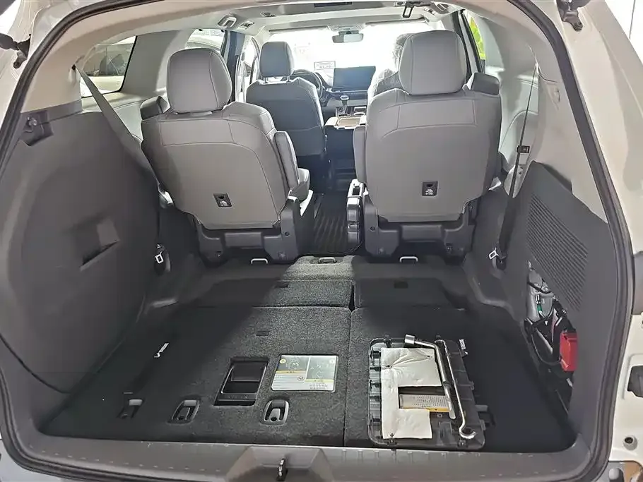 Toyota Granvia — фото 2