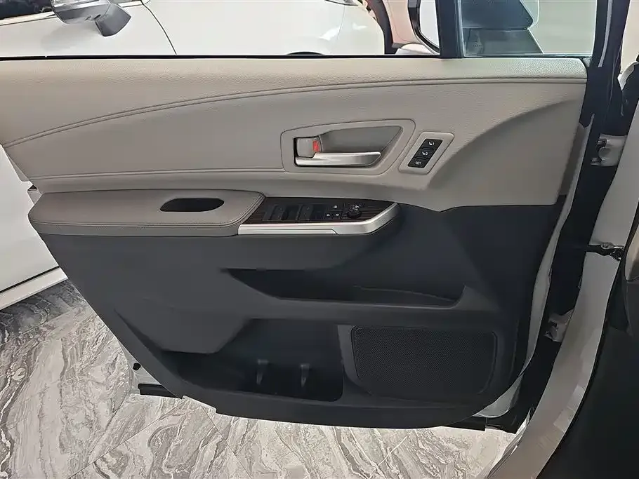 Toyota Granvia — фото 7