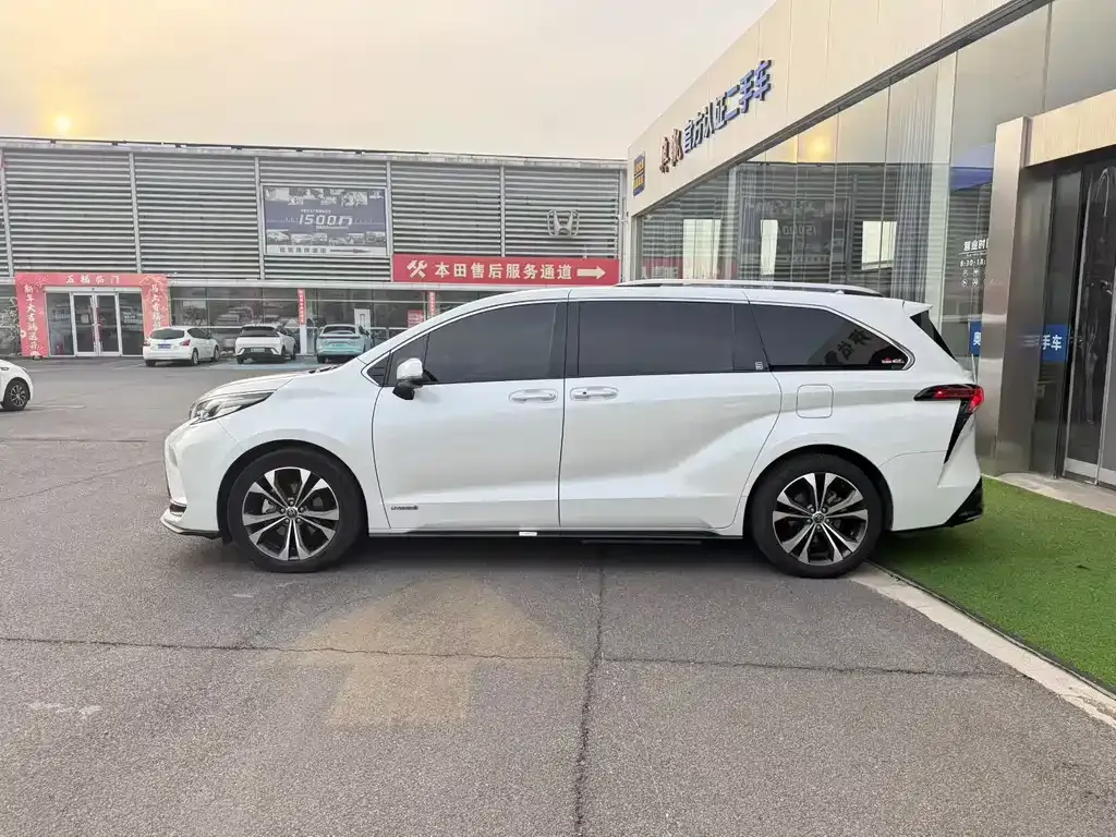 Toyota Granvia 2023 из CN, фото 3
