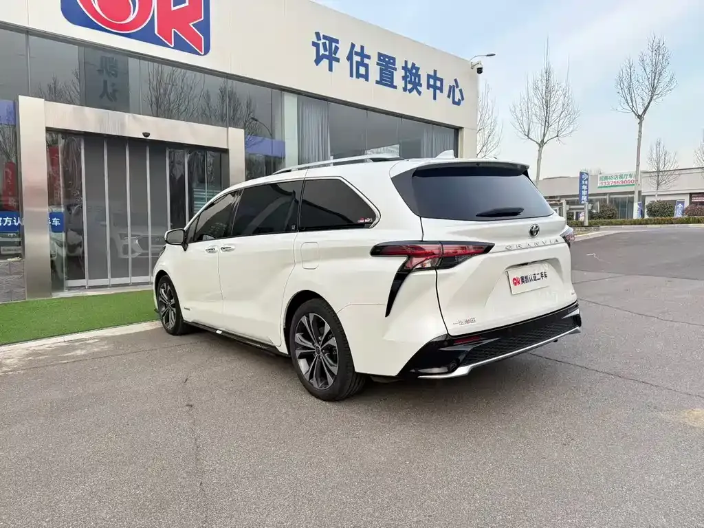 Toyota Granvia 2023 из CN, фото 2