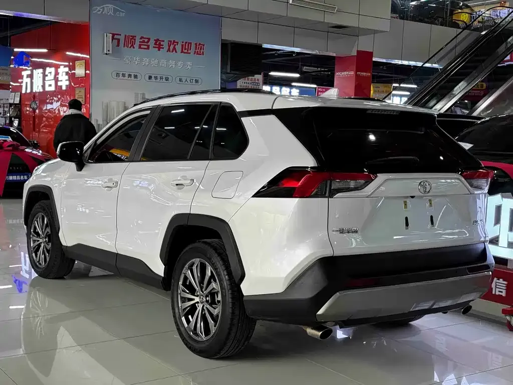 Toyota RAV4 — фото 4