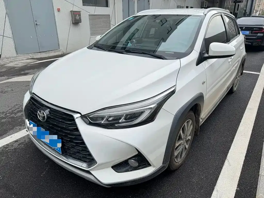 Toyota Yaris L — фото 1