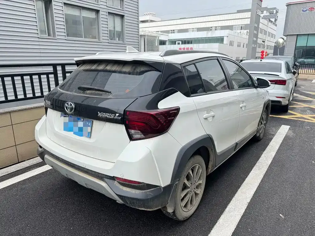Toyota Yaris L — фото 5