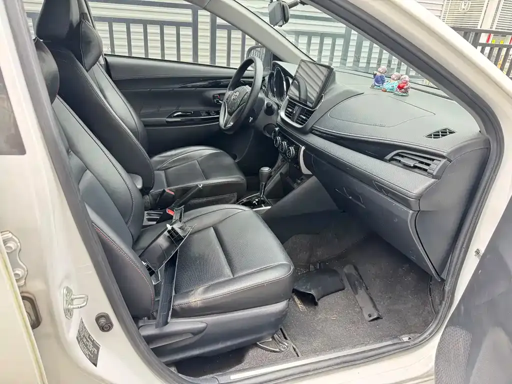 Toyota Yaris L — фото 2