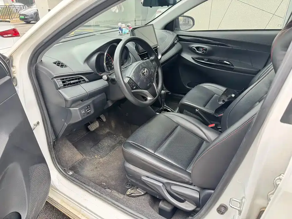 Toyota Yaris L — фото 4