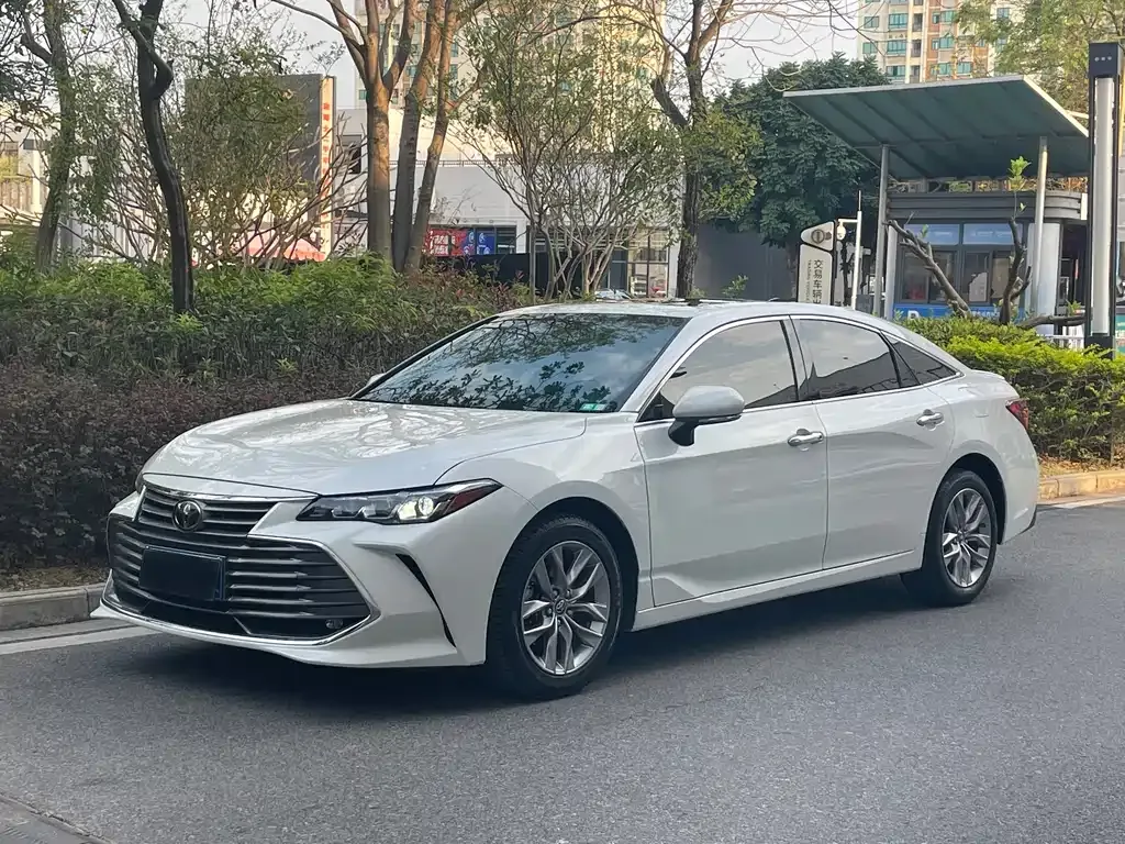Toyota Avalon — фото 1