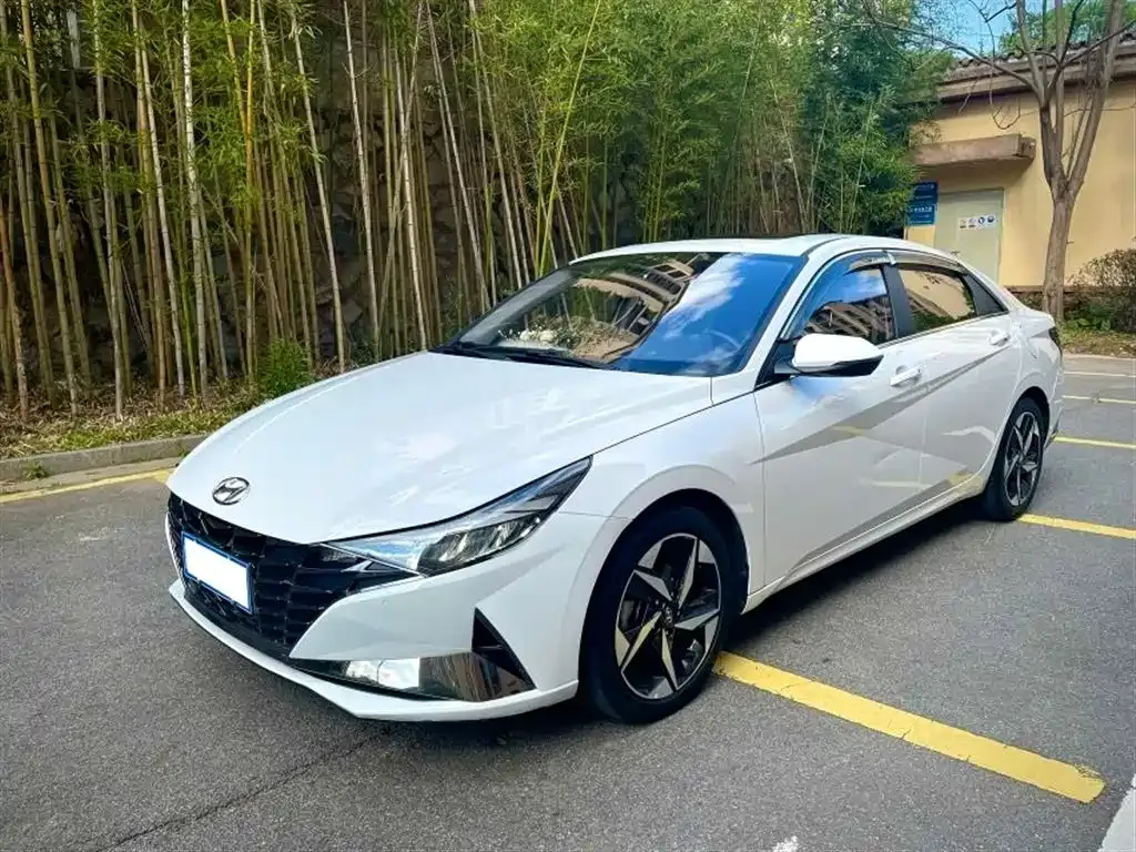 Hyundai Elantra — фото 1