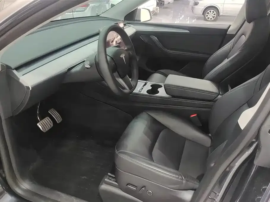 Tesla Model Y — фото 10