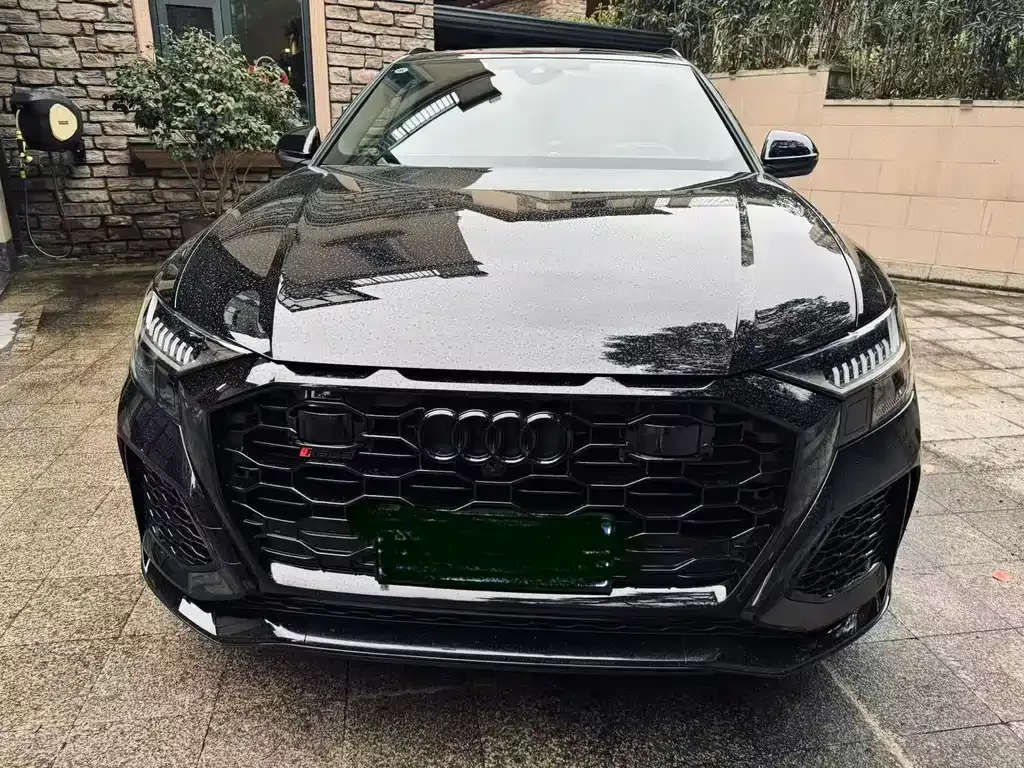 Audi RS Q8 — фото 1