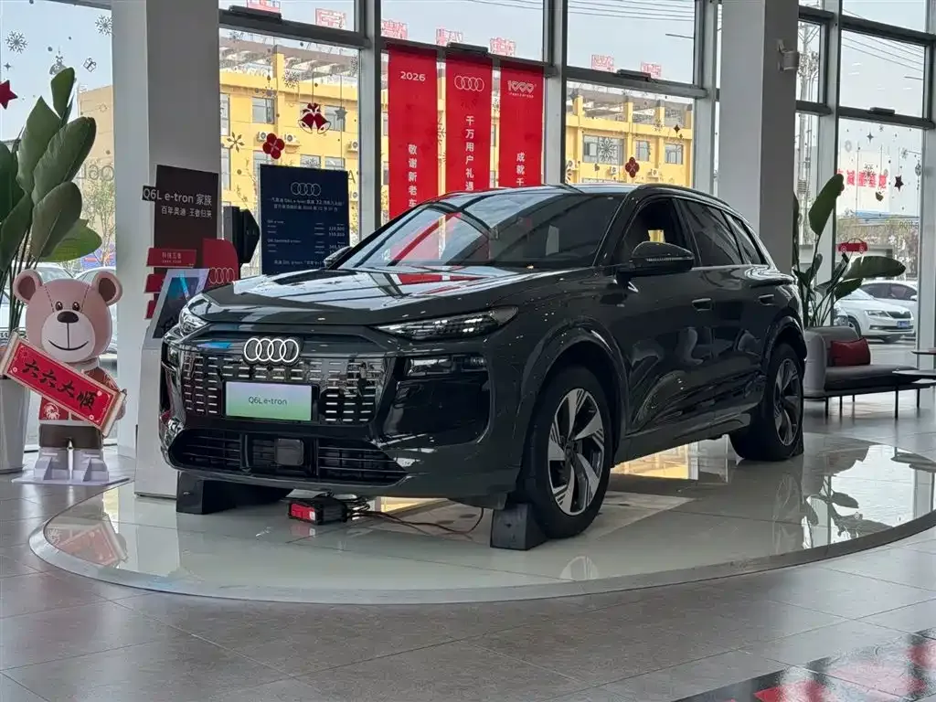 Audi Q6L e-tron — фото 1