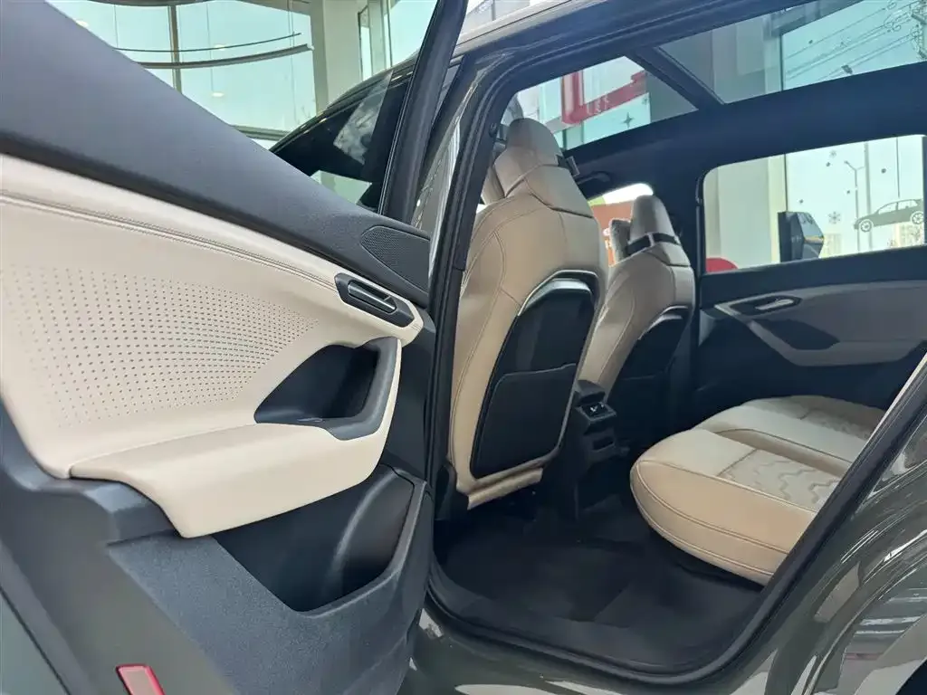 Audi Q6L e-tron — фото 2