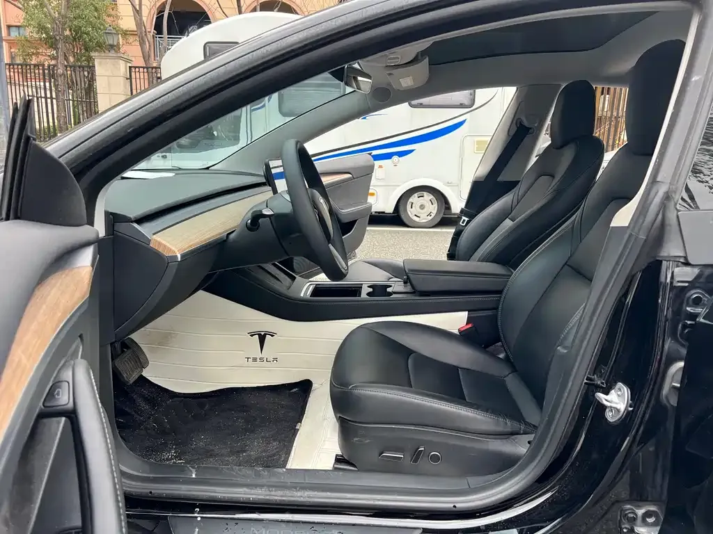 Tesla Model 3 — фото 8