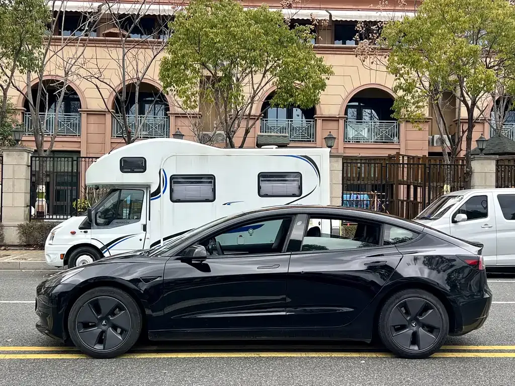 Tesla Model 3 — фото 7