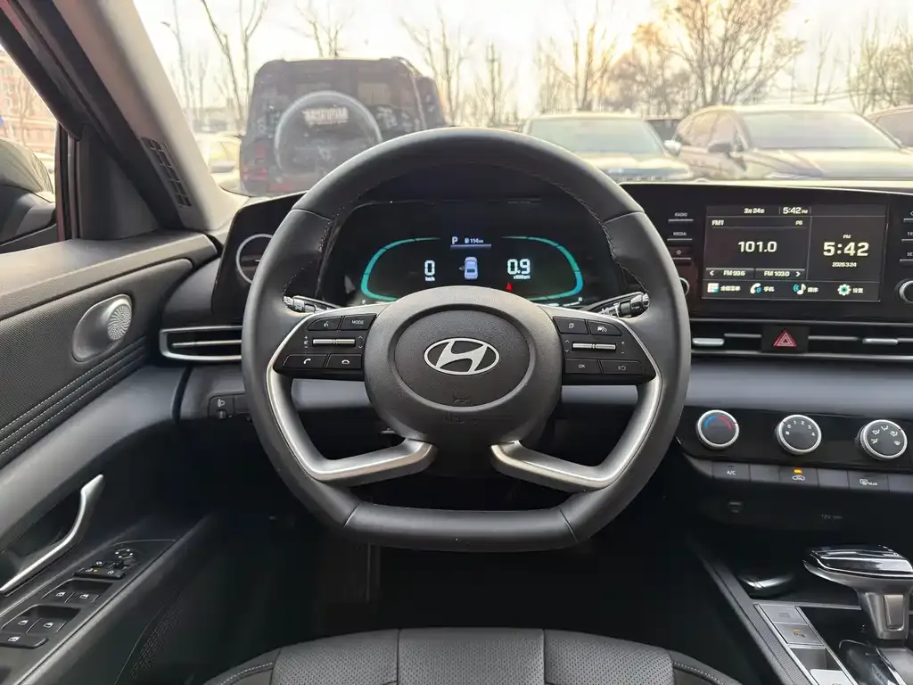 Hyundai Elantra — фото 8