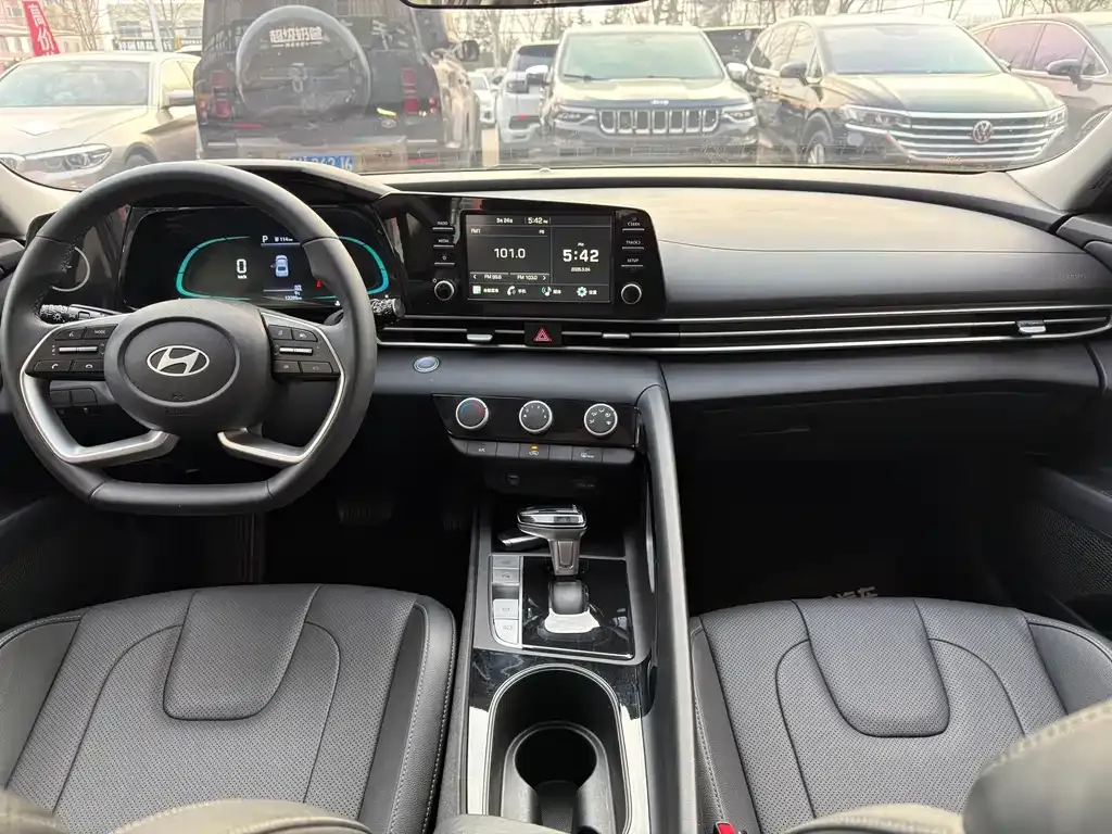 Hyundai Elantra — фото 2
