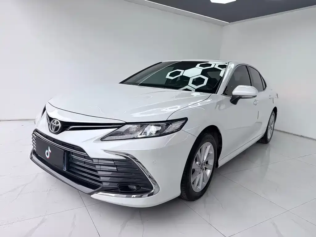 Toyota Camry — фото 1