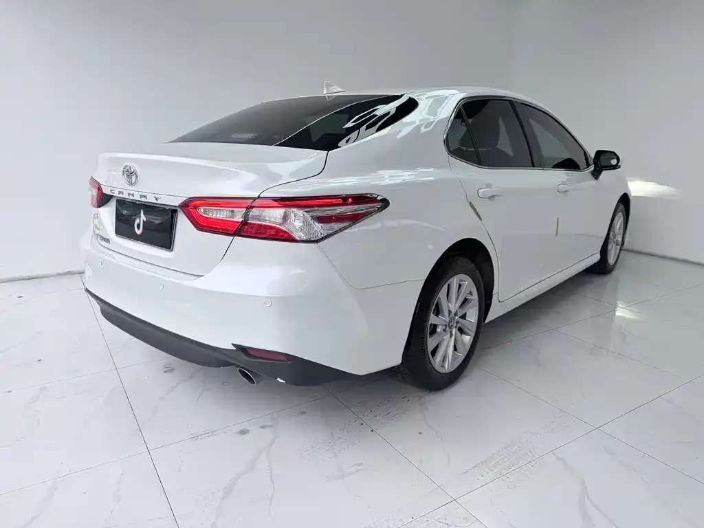 Toyota Camry — фото 2