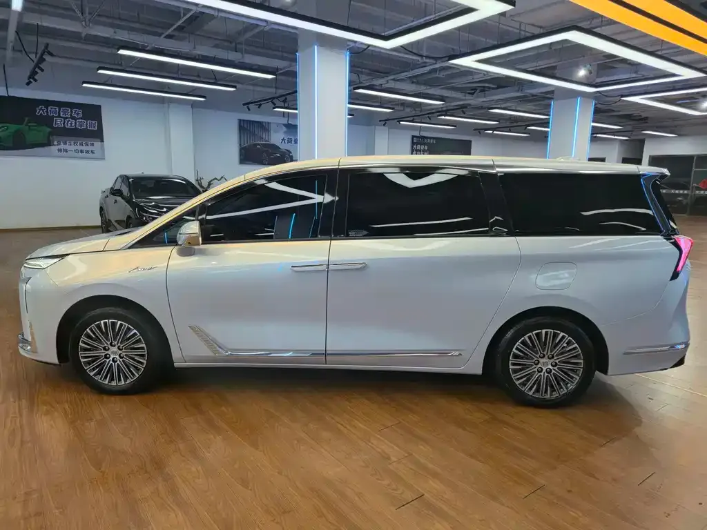 Buick GL8 Hybrid 2024 из CN, фото 3