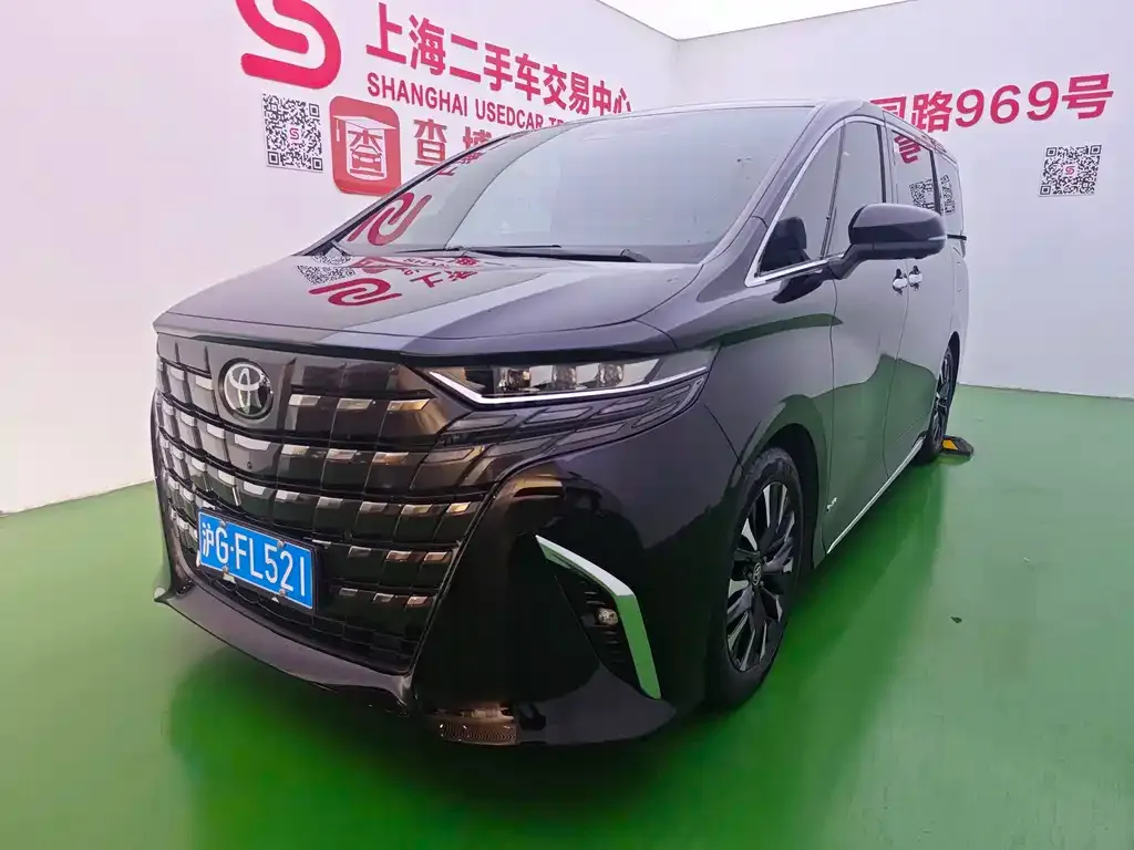 Toyota Alphard — фото 1