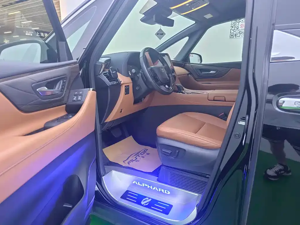 Toyota Alphard — фото 6
