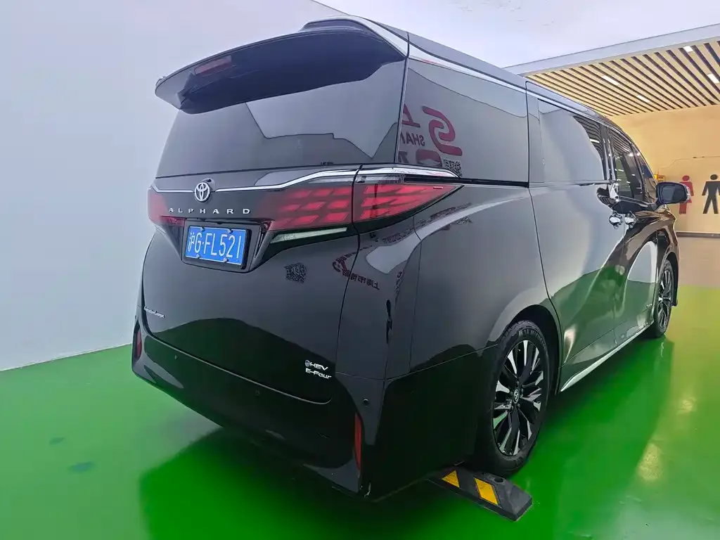 Toyota Alphard — фото 5