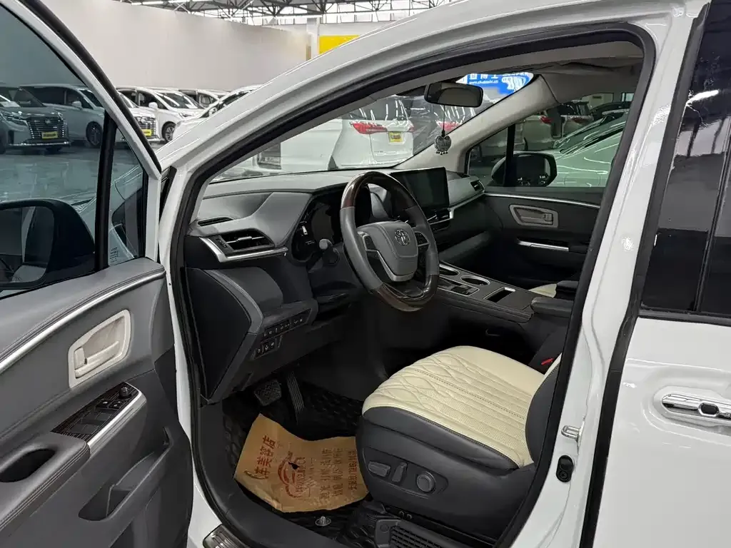 Toyota Granvia — фото 5