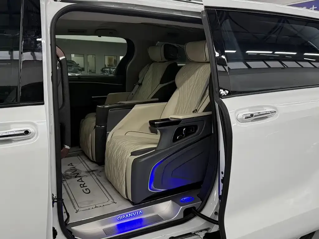 Toyota Granvia — фото 8