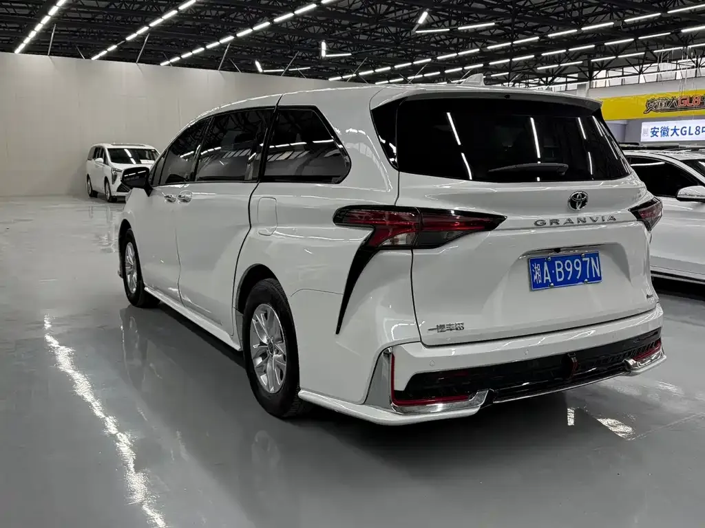 Toyota Granvia — фото 6
