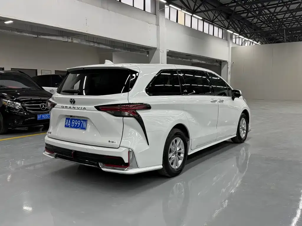 Toyota Granvia — фото 7