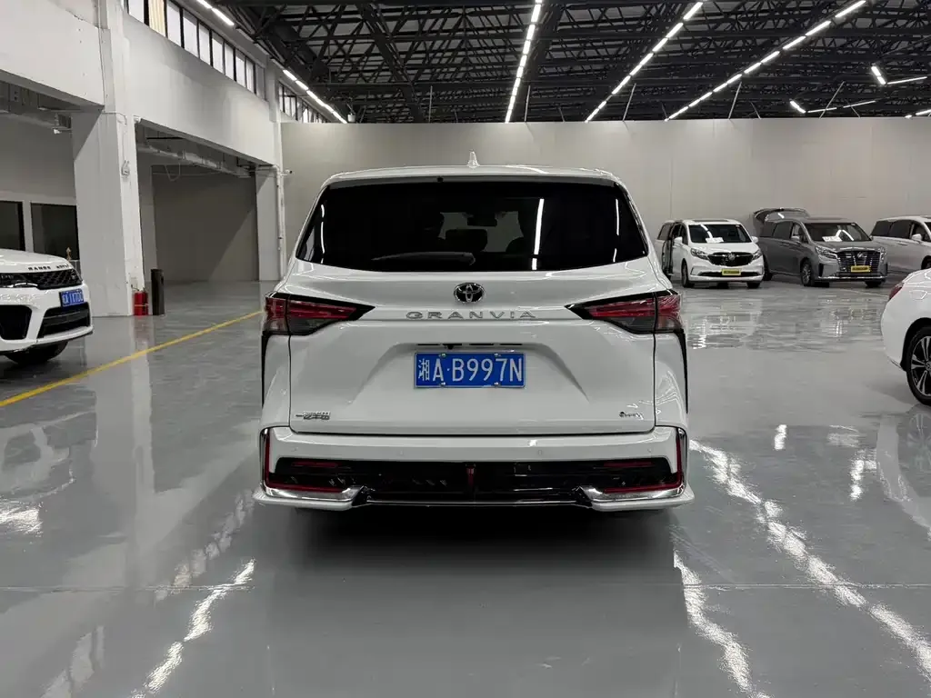 Toyota Granvia — фото 2