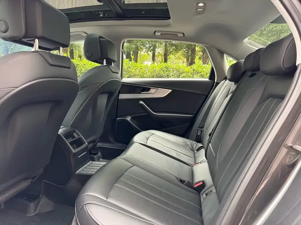 Audi A4L 2023 из CN, фото 5