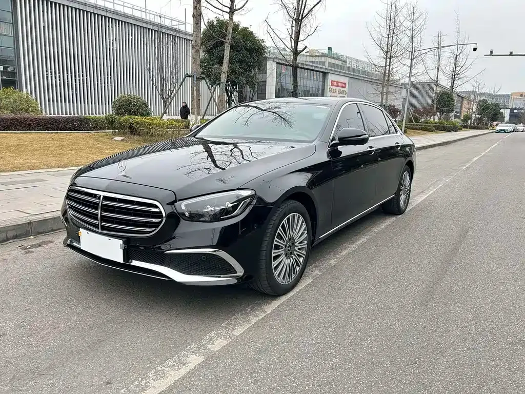 Mercedes-Benz E-Class — фото 1