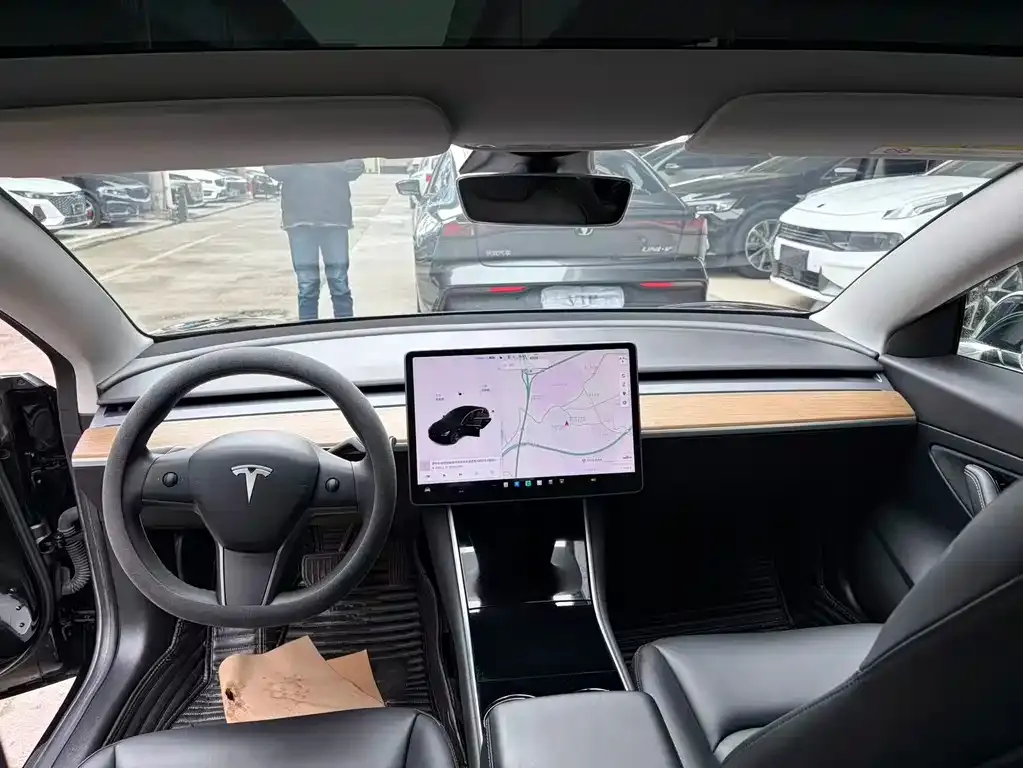 Tesla Model 3 — фото 4