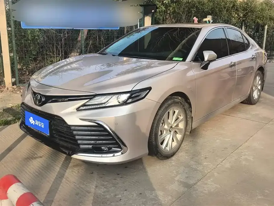 Toyota Camry — фото 1