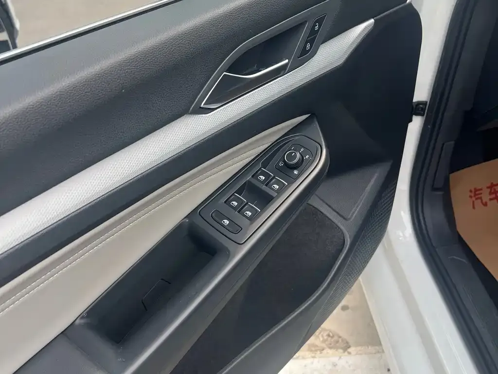 Volkswagen Golf 2023 из CN, фото 5