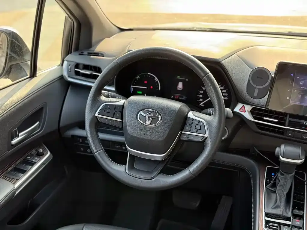 Toyota Sienna 2025 из CN, фото 3