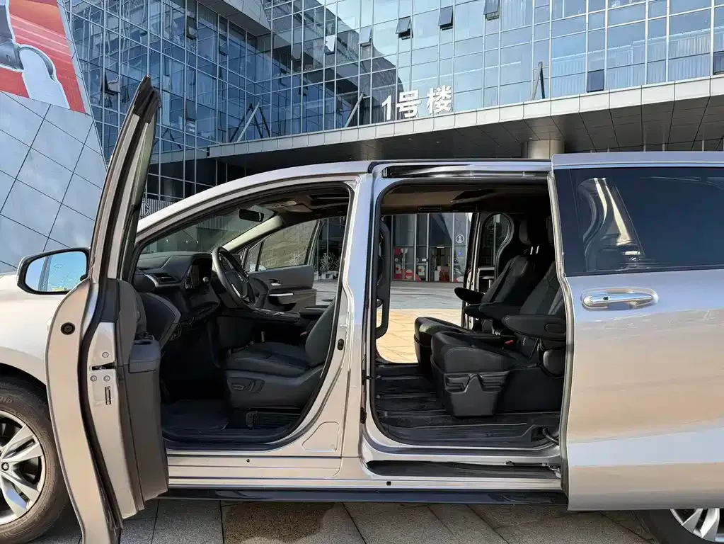 Toyota Sienna 2025 из CN, фото 2