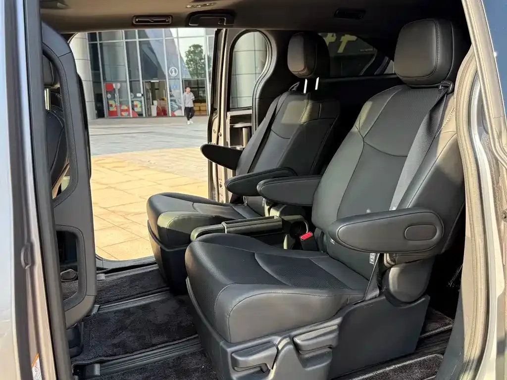 Toyota Sienna 2025 из CN, фото 5