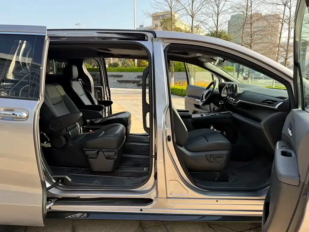 Toyota Sienna 2025 из CN, фото 10