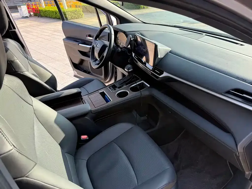Toyota Sienna 2025 из CN, фото 4