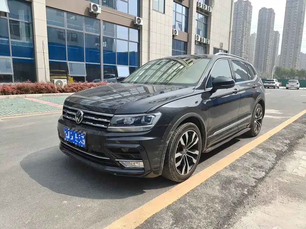 Volkswagen Tiguan L — фото 1
